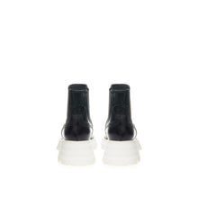 Alexander McQueen Elegant Leather Boots in Timeless Black
